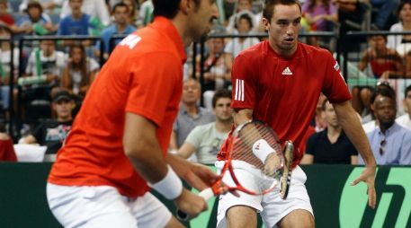 Nenad Zimonjic y Viktor Troicki (d) durante el partido disputado ante los argentinos. AFP  /