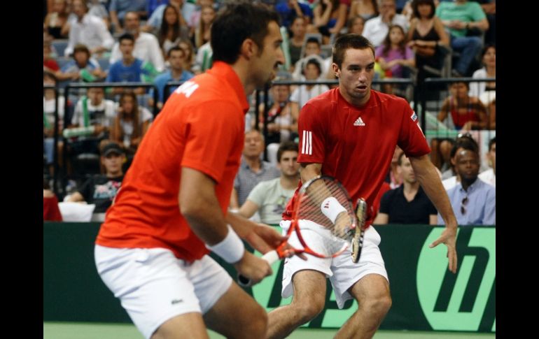 Nenad Zimonjic y Viktor Troicki (d) durante el partido disputado ante los argentinos. AFP  /