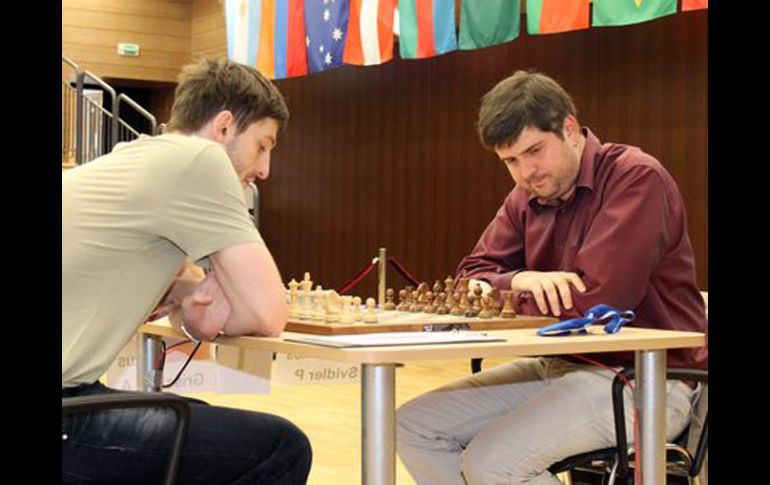 Alexander Grischuk y Peter Svidler juegan la segunda partida de la final de la Copa del Mundo de Ajedrez. ESPECIAL  /