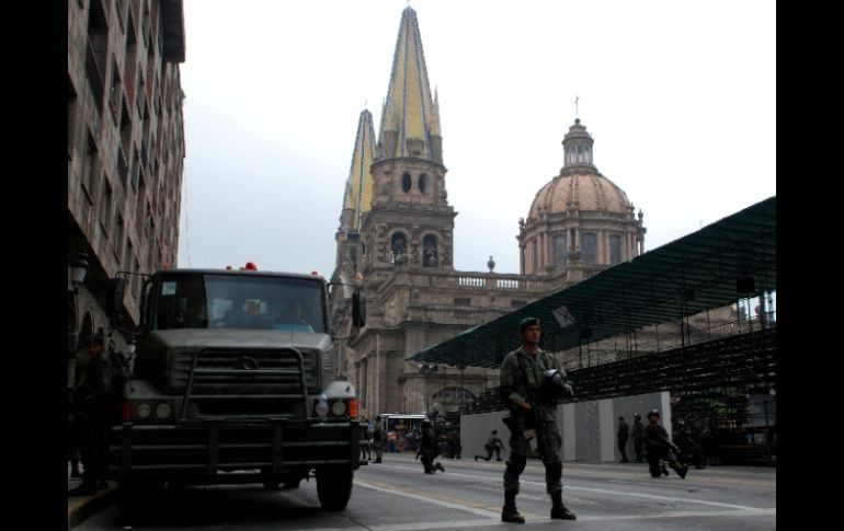 En el marco de las fiestas patrias, algunos miembros de las fuerzas armadas exhibieron sus habilidades en pleno Centro tapatío A MADERA  /