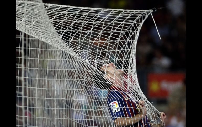 Desde el fondo de la portería, Messi celebra una de sus tres anotaciones. AP  /