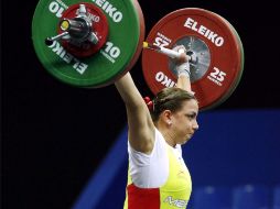 Cinthya Dominguez se prepara para la competencia de levantamiento de pesas. MEXSPORT  /