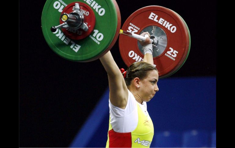 Cinthya Dominguez se prepara para la competencia de levantamiento de pesas. MEXSPORT  /