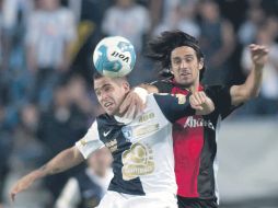 Mauro Cejas, del Pachuca, pelea un balón con Jonathan Lacerda, del Atlas. MEXSPORT  /