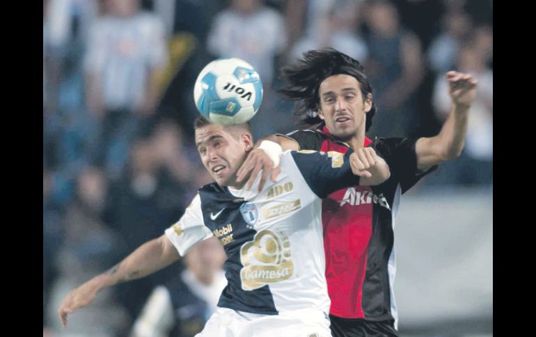 Mauro Cejas, del Pachuca, pelea un balón con Jonathan Lacerda, del Atlas. MEXSPORT  /