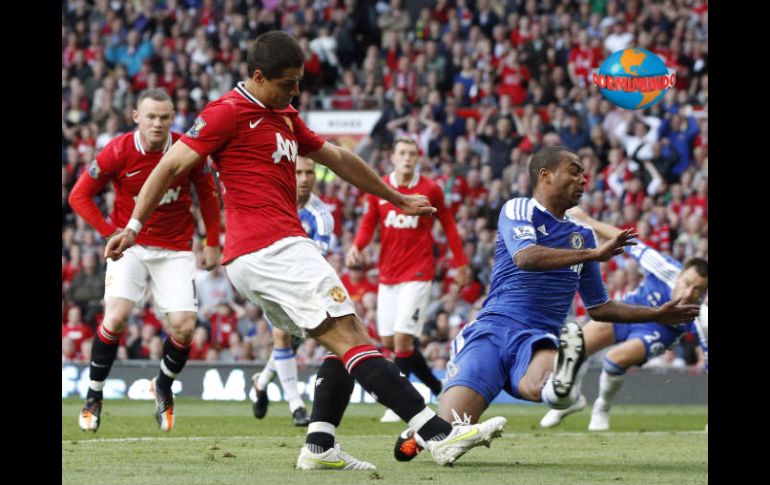 Javier 'Chicharito' Hernández recibe una entrada de Ashley Cole que provoca la salida del mexicano. REUTERS  /