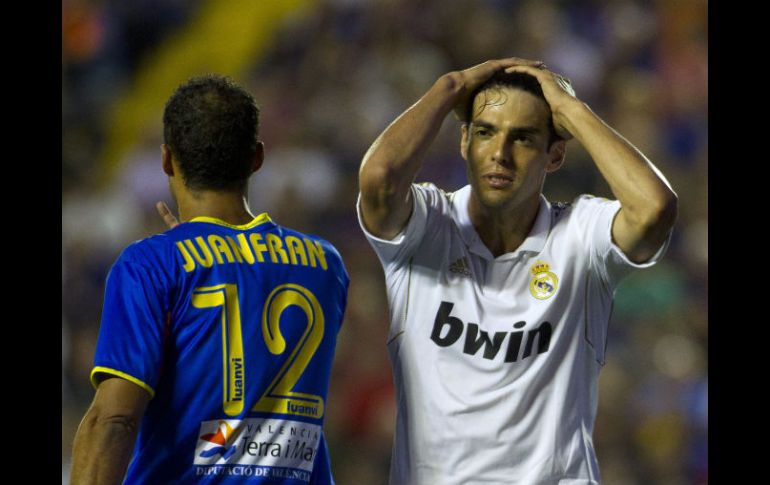 El brasileño Kaka (D) reacciona ante los malos resultados del equipo en la liga española. AFP  /