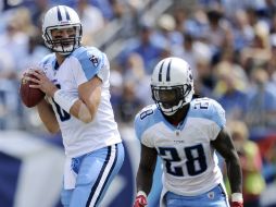 Matt Hasselbeck lanza a un lado del corredor Chris Johnson (28). AP  /