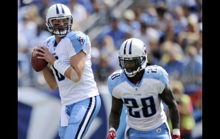 Matt Hasselbeck lanza a un lado del corredor Chris Johnson (28). AP  /