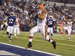 Hillis marca un touchdown ante los defensas de Indianapolis Jacob Lacey (27) y Jerraud Powers (25). REUTERS  /