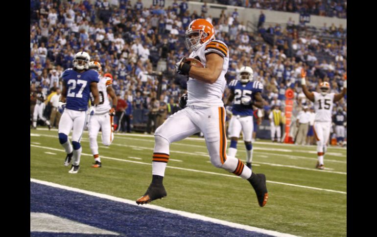 Hillis marca un touchdown ante los defensas de Indianapolis Jacob Lacey (27) y Jerraud Powers (25). REUTERS  /