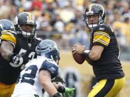 Ben Roethlisberger (D) mira hacia donde tirará un pase durante el juego contra Seattle. REUTERS  /