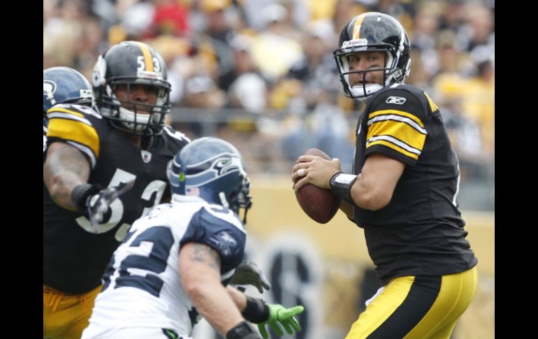 Ben Roethlisberger (D) mira hacia donde tirará un pase durante el juego contra Seattle. REUTERS  /