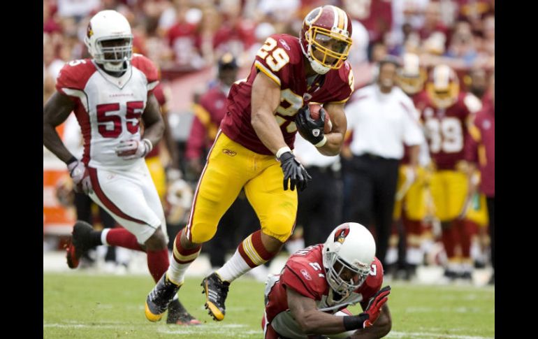 El corredor de los Pileles Rojas, Roy Helu (C) corre con el balón contra el esquinero Patrick Peterson (D) durante el partido. REUTERS  /