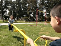 El parque cuenta con un circuito peatonal donde la gente acostumbra a caminar o trotar, una cancha de futbol rápido y juegos. A. GARCÍA  /