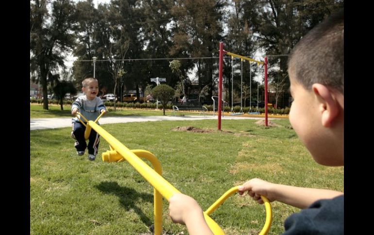 El parque cuenta con un circuito peatonal donde la gente acostumbra a caminar o trotar, una cancha de futbol rápido y juegos. A. GARCÍA  /