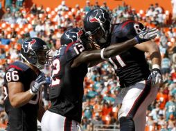 Jacoby Jones (12) celebra con su compañero Owen Daniels (81) después del touchdown que marcó. AP  /