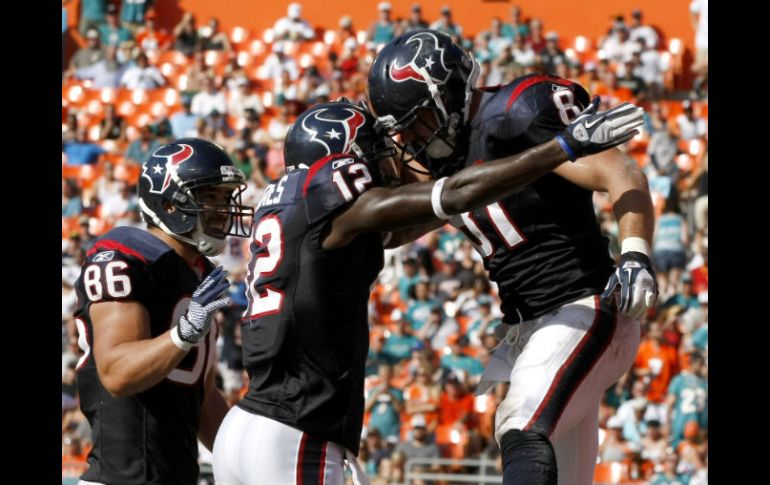 Jacoby Jones (12) celebra con su compañero Owen Daniels (81) después del touchdown que marcó. AP  /