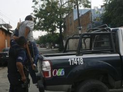 Elementos de la Policía de Tlaquepaque logran la captura de “El Paisa”, en calles de la Colonia Echeverría de Guadalajara. O. RUVALCABA  /