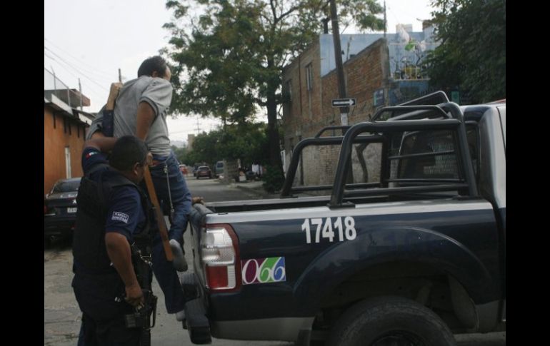 Elementos de la Policía de Tlaquepaque logran la captura de “El Paisa”, en calles de la Colonia Echeverría de Guadalajara. O. RUVALCABA  /