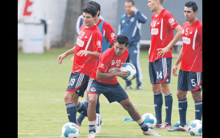 Jonny Magallón (izq.) se fue expulsado en la derrota frente a Puebla. MEXSPORT  /