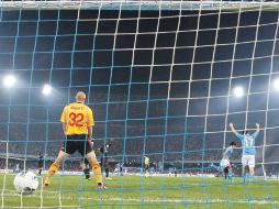 Jugadores del Nápoles (de azul) festejan una de las anotaciones al cuadro rossonero. AFP  /