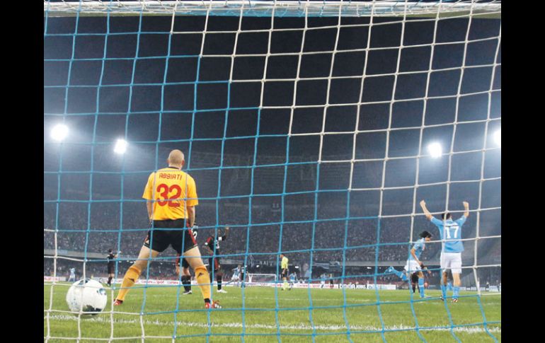 Jugadores del Nápoles (de azul) festejan una de las anotaciones al cuadro rossonero. AFP  /