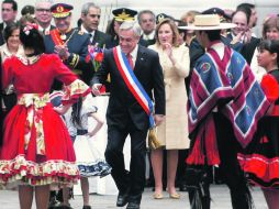 Sebastián Piñera saluda a bailarines de un conjunto tradicional en el Palacio de La Moneda, tras encabezar el tradicional Tedéum. EFE  /