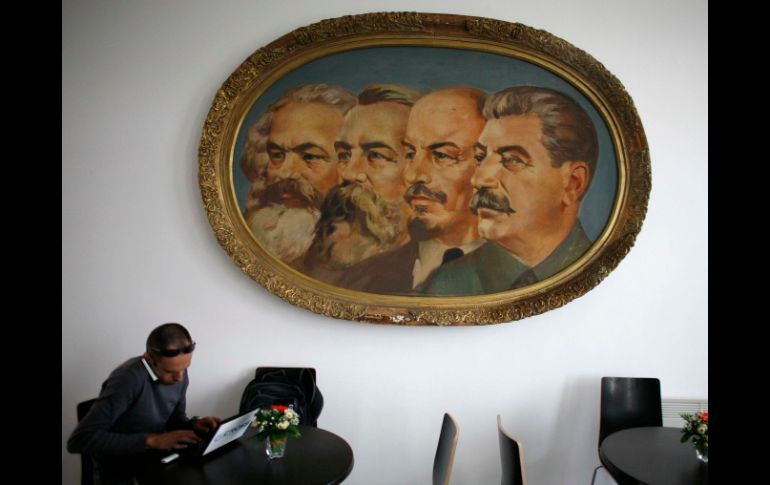 Marx, Engels, Lenin y Stalin desde un óleo ven a un hombre trabajar en su laptop en el nuevo museo de Sofía. REUTERS  /