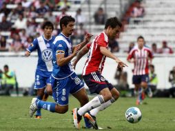 Erick Torres (D) de Guadalajara y Alan Zamora (I) de Puebla durante el juego en que perdieron las Chivas. MEXSPORT  /