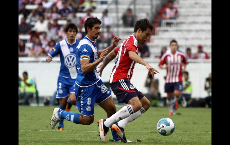 Erick Torres (D) de Guadalajara y Alan Zamora (I) de Puebla durante el juego en que perdieron las Chivas. MEXSPORT  /