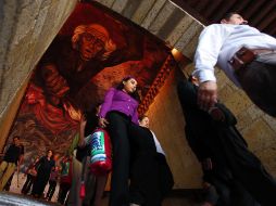 Trabajadores abandonan el Palacio de Gobierno en el Macrosimulacro 2011. A. GARCÍA  /