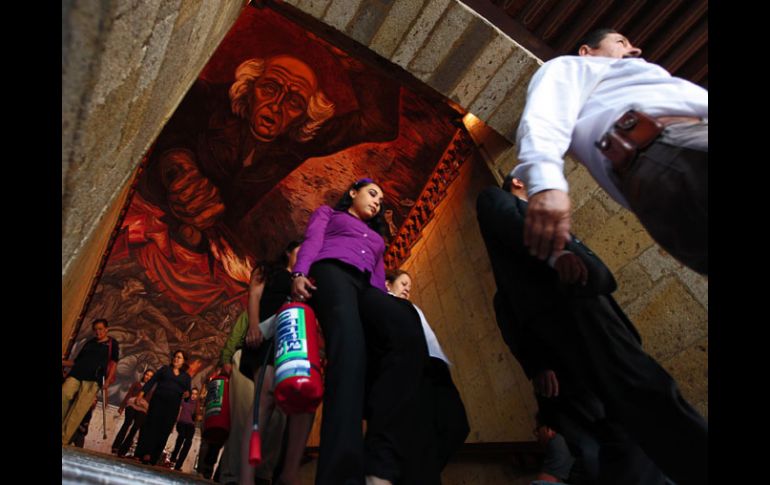 Trabajadores abandonan el Palacio de Gobierno en el Macrosimulacro 2011. A. GARCÍA  /