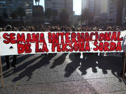 La manifestación recuerda los derechos de las personas sordas. EFE  /