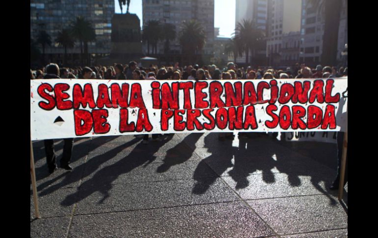 La manifestación recuerda los derechos de las personas sordas. EFE  /