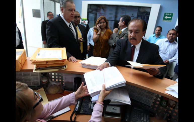 A las instalaciones de la Procuraduría acudió el secretario general del Congreso (atrás) y el diputado Raúl Vargas. A. MADERA  /