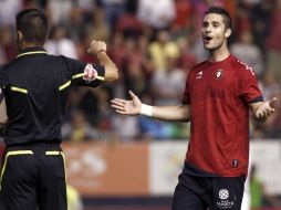 El jugador de Osasuna Kike Solá (d) pide explicaciones al árbitro tras el gol que le anuló ante el Sevilla. EFE  /