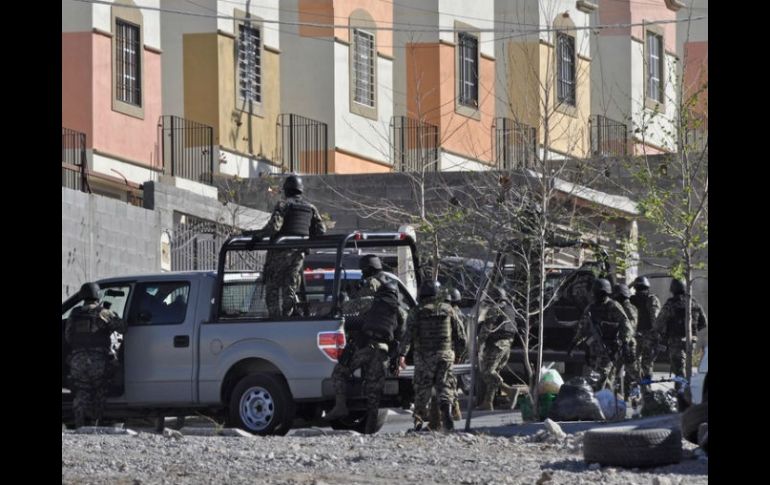 El senador indicó que los33 uniformados llegaron a su casa en horas de la mañana  y lo amenazaron con las armas. ARCHIVO  /