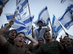 Unos 200 colonos, muchos ondeando banderas israelíes azules y blancas marcharon cerca de la ciudad palestina de Nablus. EFE  /