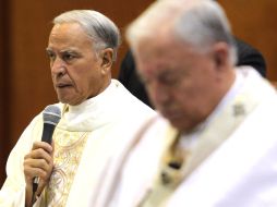 En la misa oficiada por el cardenal (der.), el rector Guillermo Velasco (izq.), destacó la labor de la institución. A. HINOJOSA  /