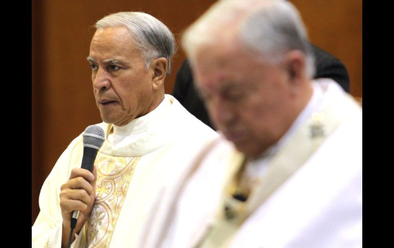 En la misa oficiada por el cardenal (der.), el rector Guillermo Velasco (izq.), destacó la labor de la institución. A. HINOJOSA  /