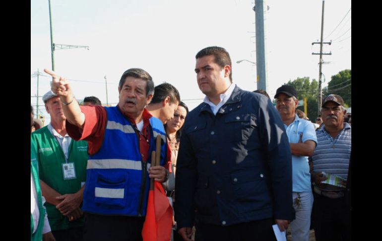 El acalde Héctor Vielma supervisa las obras en Avenida Aviación que, se prevé, finalizarán a finales de año. ESPECIAL  /