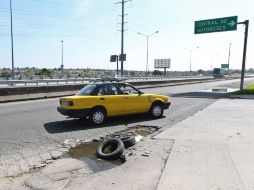 Las dimensiones de algunos baches se prestan para que se conviertan en depósitos de llantas viejas. E. PACHECO  /