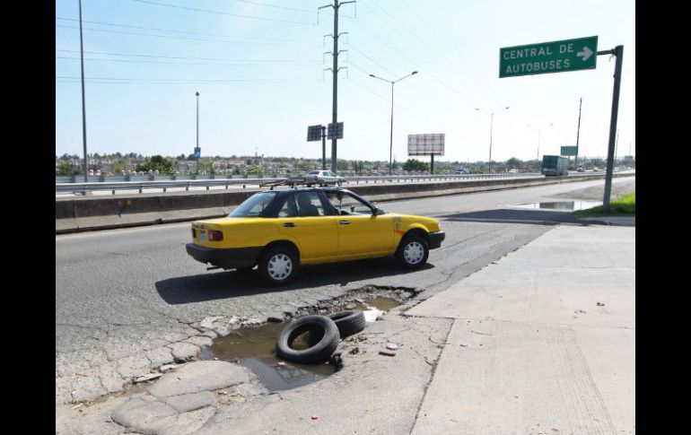 Las dimensiones de algunos baches se prestan para que se conviertan en depósitos de llantas viejas. E. PACHECO  /