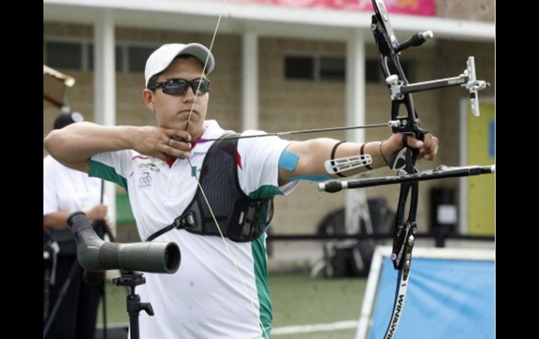 Juan René Serrano, arquero tapatío y abanderado mexicano en los Juegos Panamericanos 2011. ARCHIVO  /