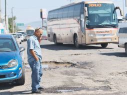 Los baches dan la ''bienvenida'' a los turistas que arriban a la ciudad por la Nueva Central Camionera, en Tlaquepaque. E. PACHECO  /