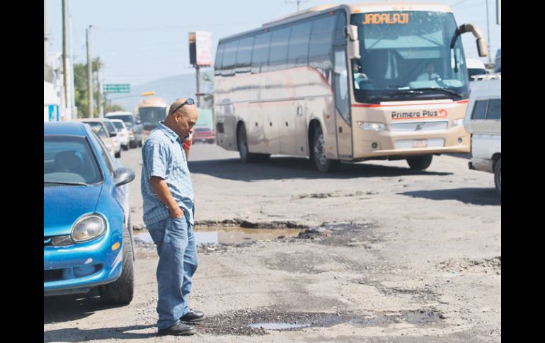 Los baches dan la ''bienvenida'' a los turistas que arriban a la ciudad por la Nueva Central Camionera, en Tlaquepaque. E. PACHECO  /