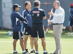 Jorge Vergara (der.) platicó con el cuerpo técnico del Guadalajara antes de la práctica del Rebaño en Verde Valle. MEXSPORT  /