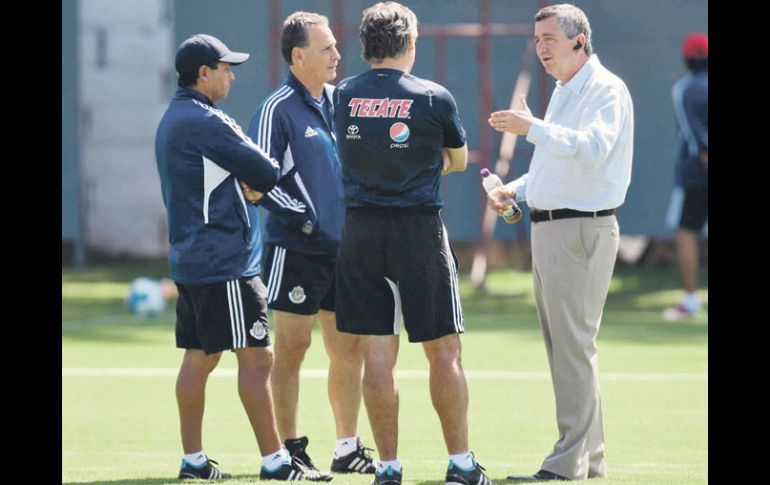 Jorge Vergara (der.) platicó con el cuerpo técnico del Guadalajara antes de la práctica del Rebaño en Verde Valle. MEXSPORT  /