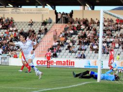 Remy Cabella (I) anota un cañonazo ante la mirada de los seguidores del Ajaccio y la decepción de Ochoa. AFP  /